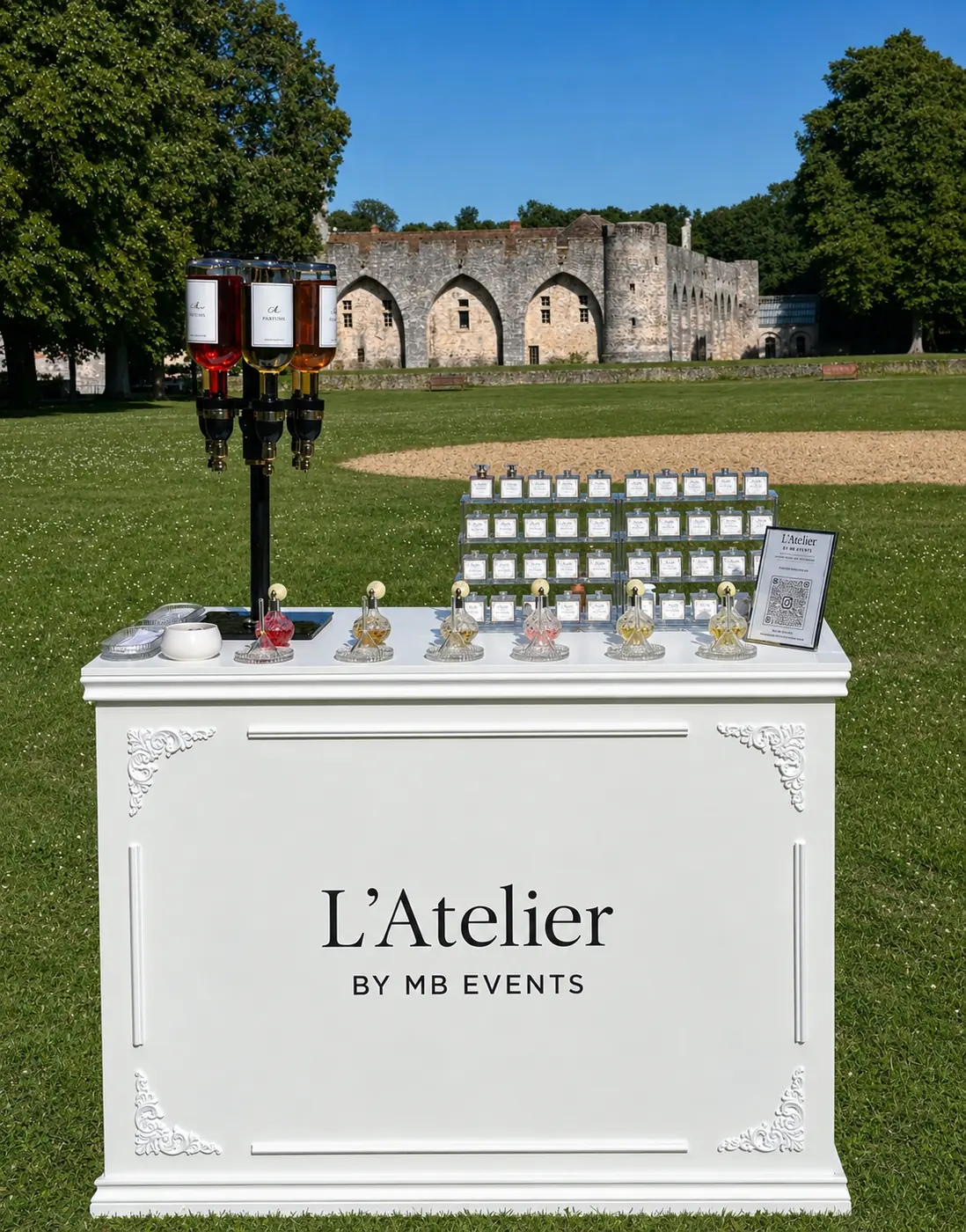 Le bar dressé face à une abbaye — bar à parfum L’Atelier MB Events