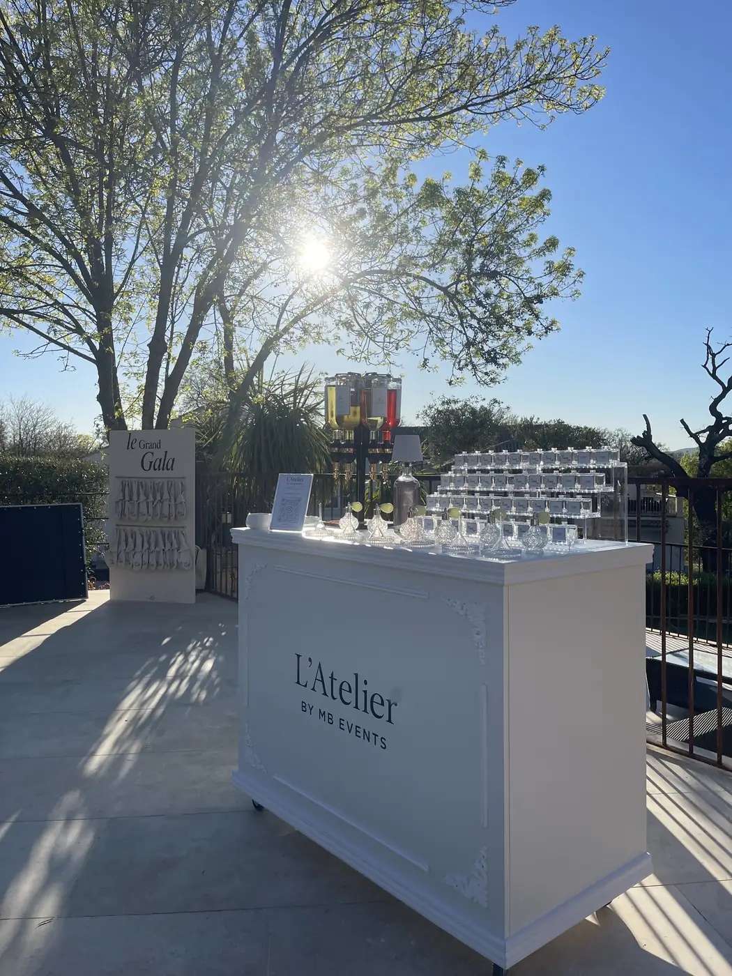 Le bar à parfum L’Atelier MB Events dressé en extérieur lors d’un gala