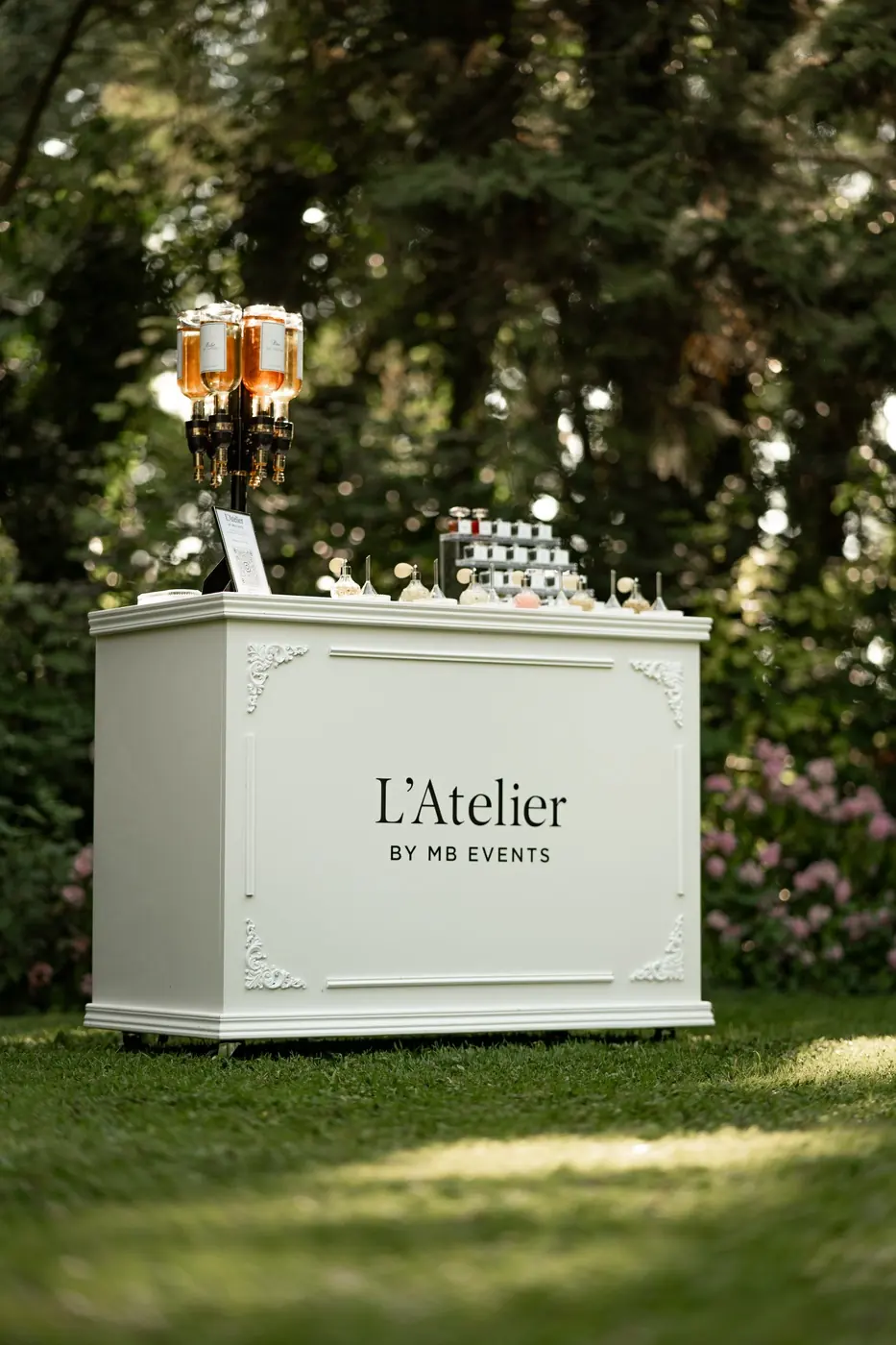 Le bar à parfum L’Atelier MB Events installé dans un jardin pour une réception