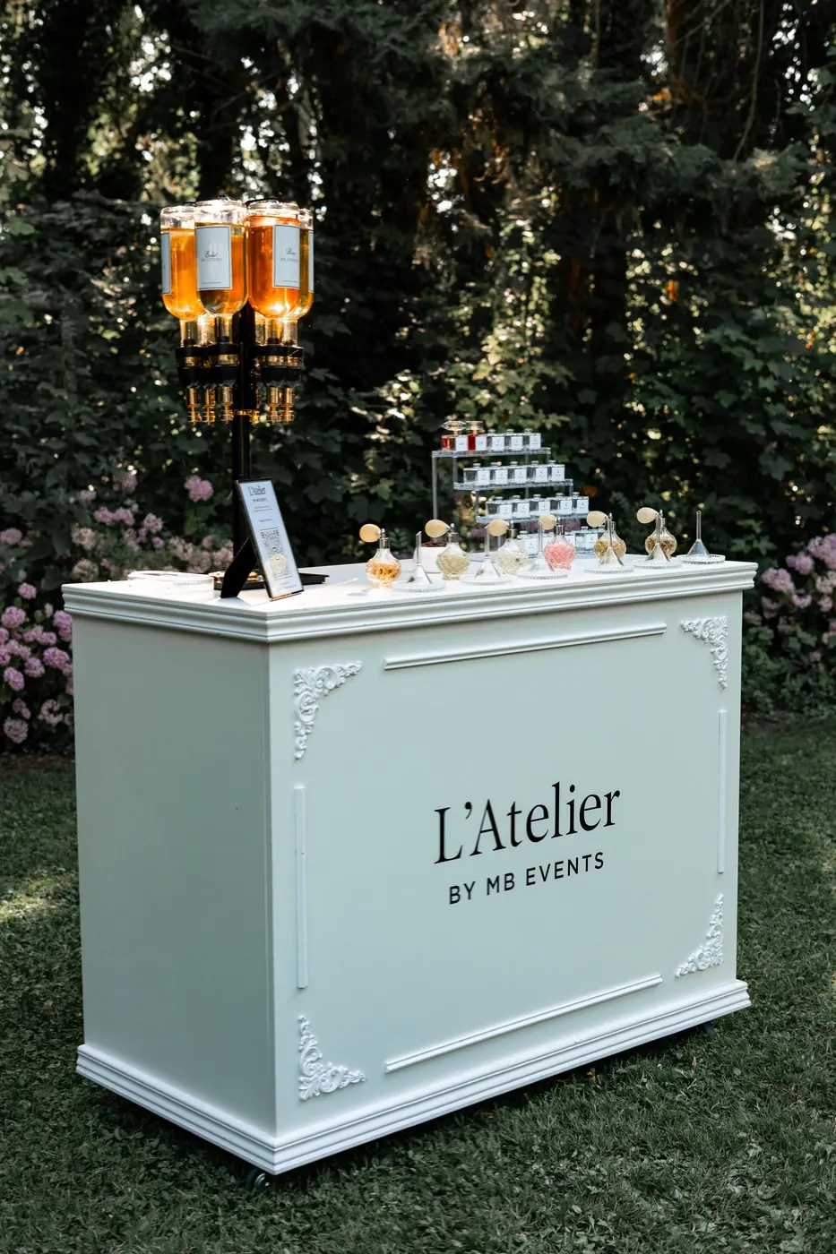 Le bar à parfum dressé dans un jardin avant l’arrivée des invités