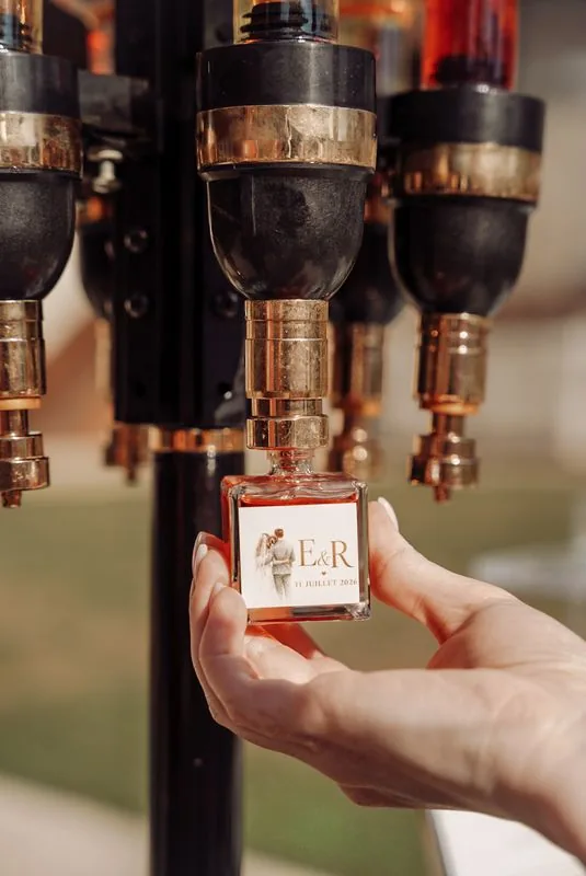 Le flacon aux initiales, sous la fontaine — bar à parfum L’Atelier MB Events