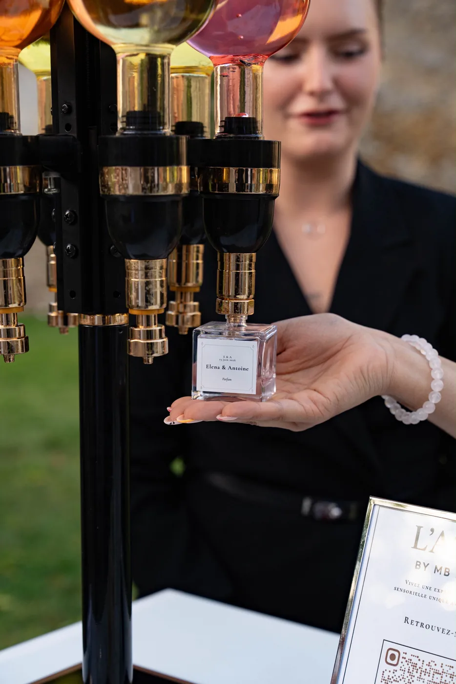 La remise du flacon, à la fontaine — bar à parfum L’Atelier MB Events