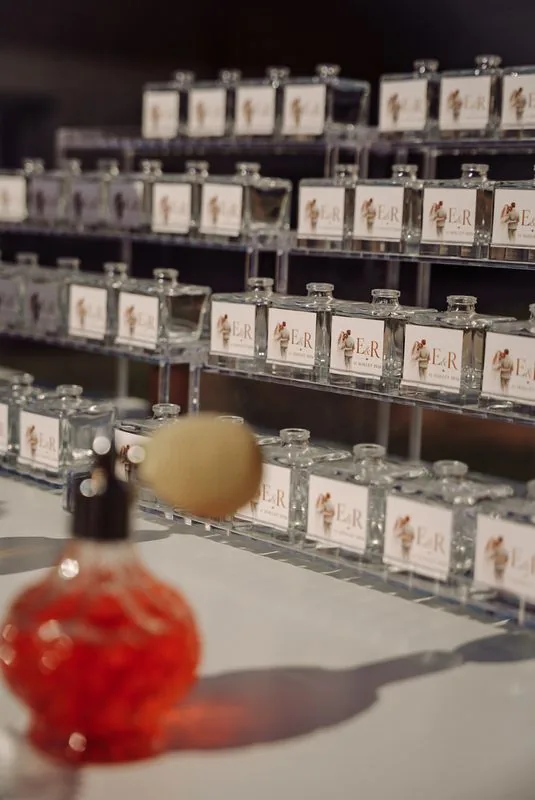 Les flacons souvenirs alignés avant la réception — bar à parfum L’Atelier MB Events
