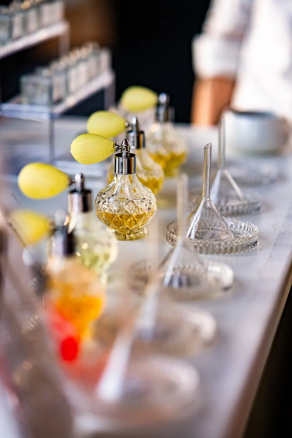 Vaporisateurs et flacons de notes à explorer sur le bar à parfum